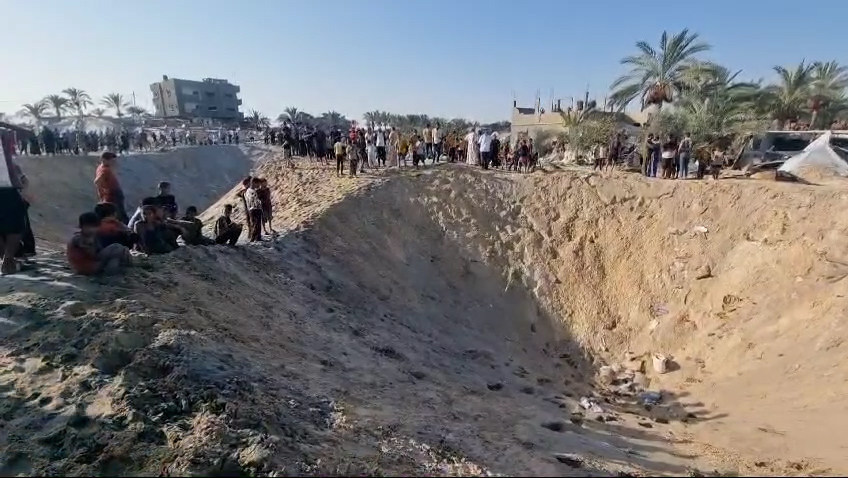 Cráter causado por un bombardeo israelí en un campamento de desplazados cercano a Khan Younis.